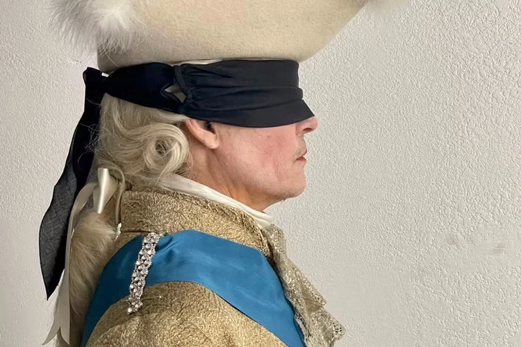 Johnny Depp como el rey Luis XV
